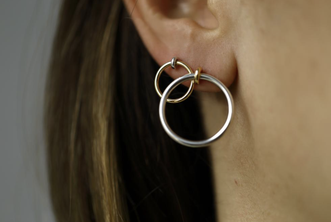 MIRTA GOLD SMALL KINETIC HOOP EARRING
