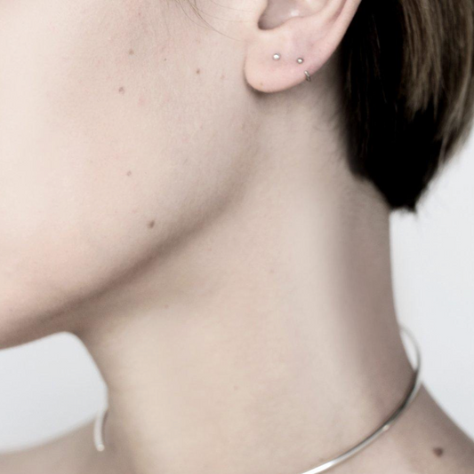 MIRTA ESSENTIAL DOT SILVER HOOP EARRING